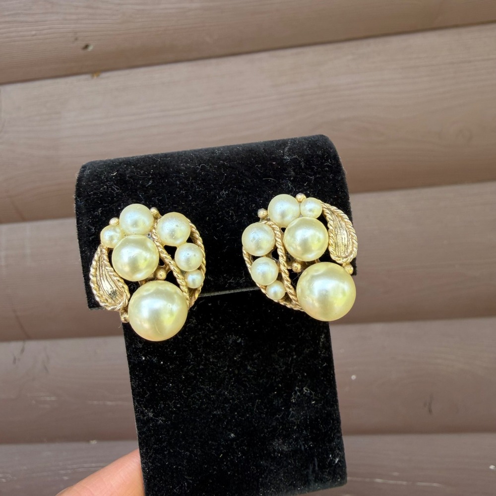 Vintage Kramer Faux Pearl Cluster Earrings Textured Leaf Gold Tone Mid Centuryโ